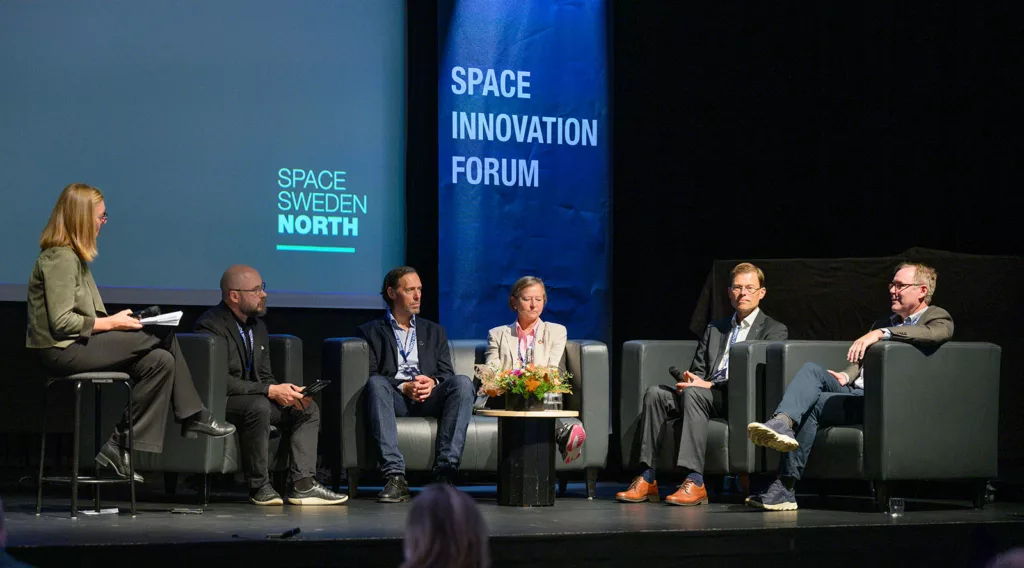 Six persons in the Space innovation Forum panel on stage