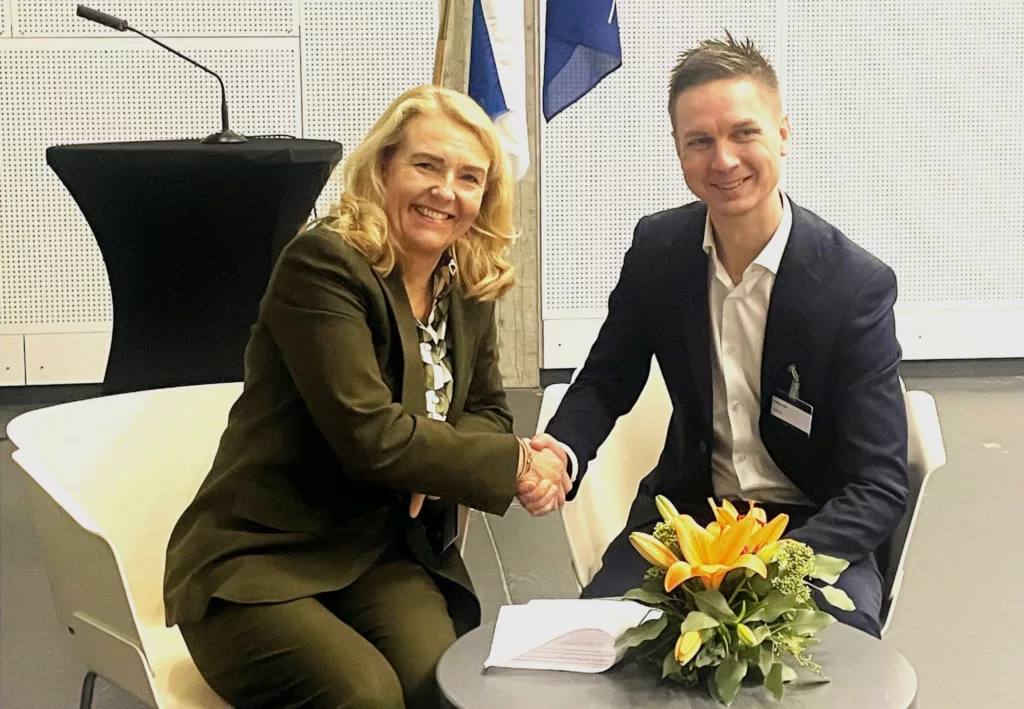 SSC and ICEYE sign a Letter of Intent (LoI) at the NATO Arctic Space Forum.