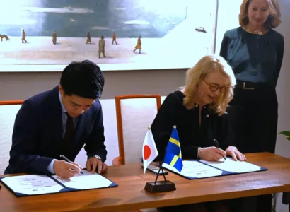 Charlotta Sund, CEO of SSC Space, and Ryohei Kobayashi, CEO of ElevationSpace, sign MoU contract.